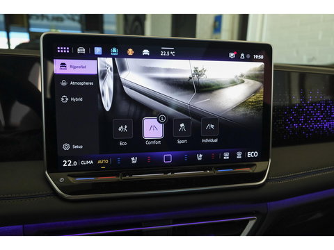 Volkswagen Tiguan 1.5 eHybrid 204pk R-Line Panoramadak Black Style Trekhaak Stoelkoeling BOMVOL!! NLauto 1e Eigenaar