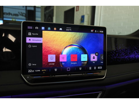 Volkswagen Tiguan 1.5 eHybrid 204pk R-Line Panoramadak Black Style Trekhaak Stoelkoeling BOMVOL!! NLauto 1e Eigenaar