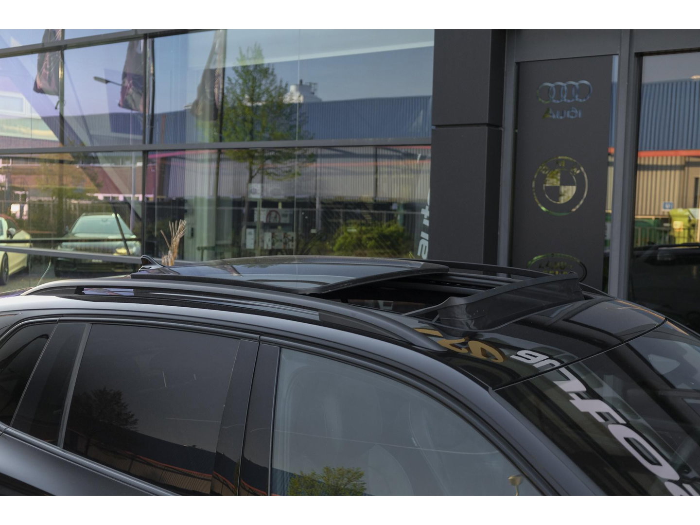 Volkswagen Tiguan 1.5 eHybrid 204pk R-Line Panoramadak Black Style Trekhaak Stoelkoeling BOMVOL!! NLauto 1e Eigenaar