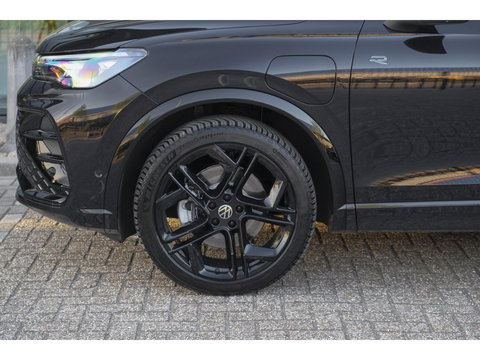 Volkswagen Tiguan 1.5 eHybrid 204pk R-Line Panoramadak Black Style Trekhaak Stoelkoeling BOMVOL!! NLauto 1e Eigenaar