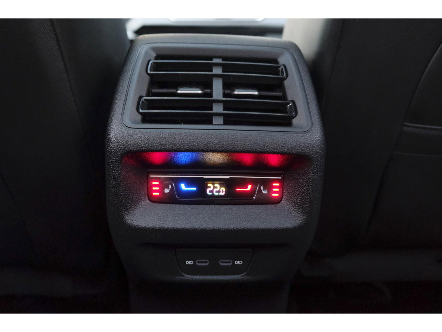 Volkswagen Tiguan 1.5 eHybrid 204pk R-Line Panoramadak Black Style Trekhaak Stoelkoeling BOMVOL!! NLauto 1e Eigenaar