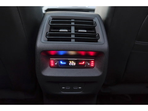 Volkswagen Tiguan 1.5 eHybrid 204pk R-Line Panoramadak Black Style Trekhaak Stoelkoeling BOMVOL!! NLauto 1e Eigenaar