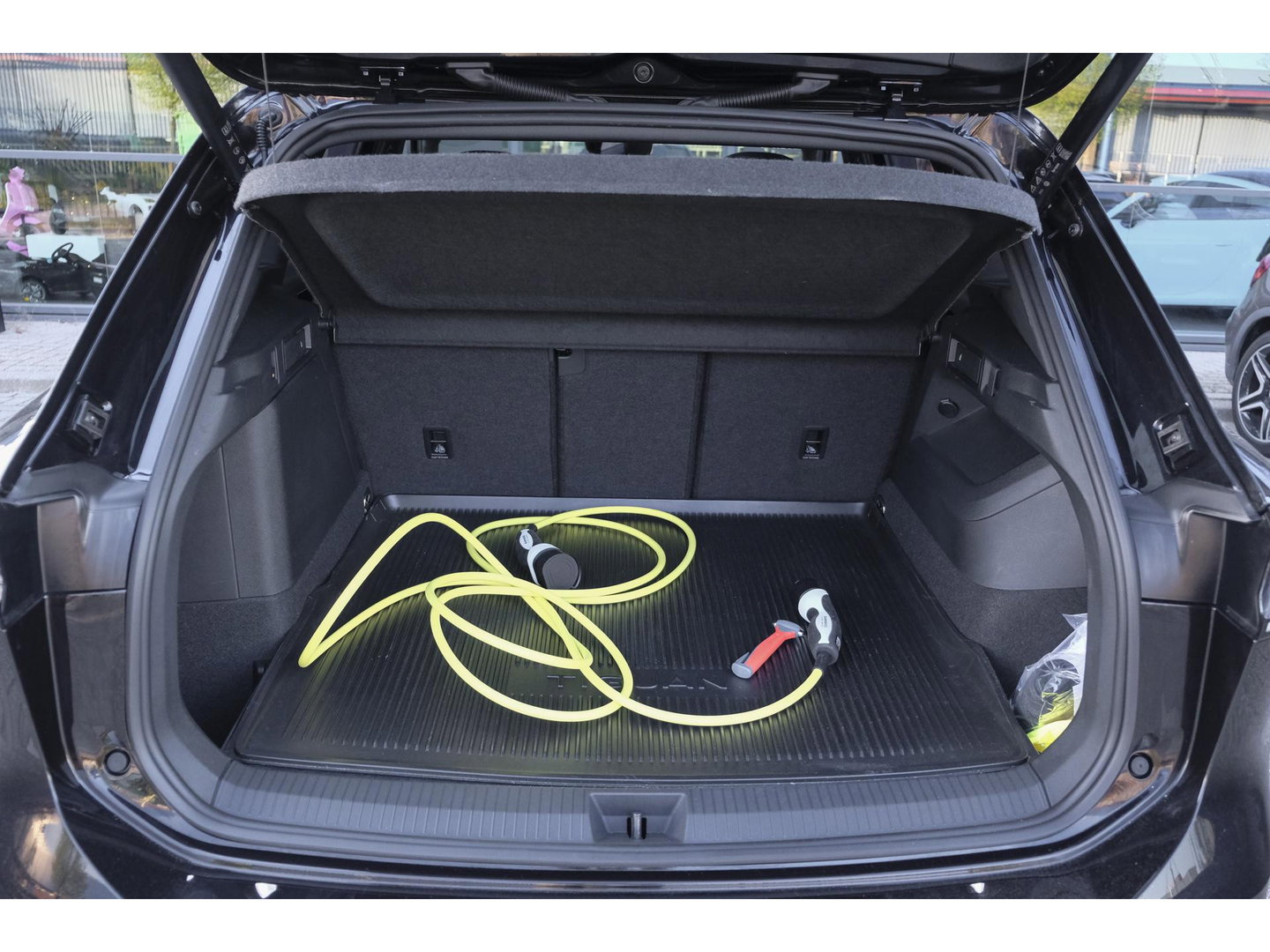 Volkswagen Tiguan 1.5 eHybrid 204pk R-Line Panoramadak Black Style Trekhaak Stoelkoeling BOMVOL!! NLauto 1e Eigenaar