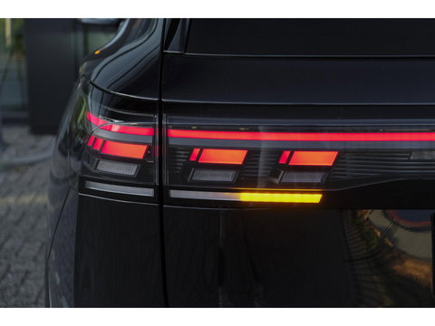 Volkswagen Tiguan 1.5 eHybrid 204pk R-Line Panoramadak Black Style Trekhaak Stoelkoeling BOMVOL!! NLauto 1e Eigenaar