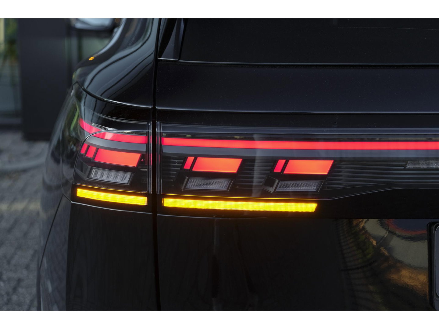 Volkswagen Tiguan 1.5 eHybrid 204pk R-Line Panoramadak Black Style Trekhaak Stoelkoeling BOMVOL!! NLauto 1e Eigenaar