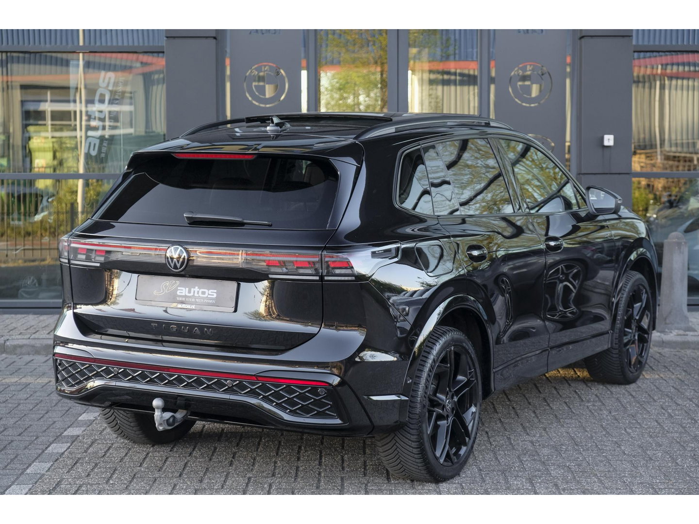 Volkswagen Tiguan 1.5 eHybrid 204pk R-Line Panoramadak Black Style Trekhaak Stoelkoeling BOMVOL!! NLauto 1e Eigenaar