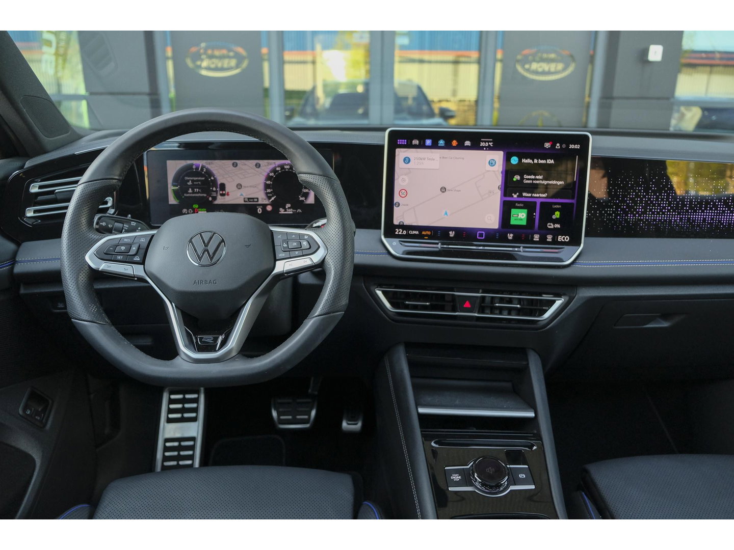Volkswagen Tiguan 1.5 eHybrid 204pk R-Line Panoramadak Black Style Trekhaak Stoelkoeling BOMVOL!! NLauto 1e Eigenaar