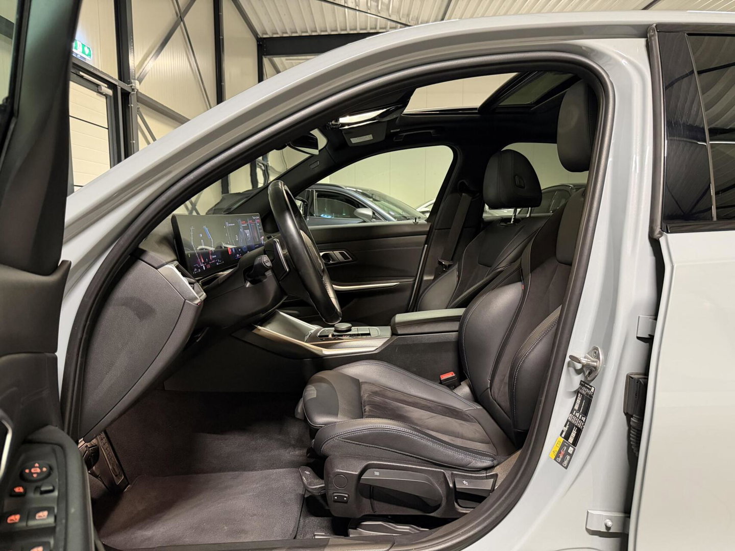 BMW 3 Serie 320e Sedan M-sport Pano Sfeer Brooklyn Grau NAP