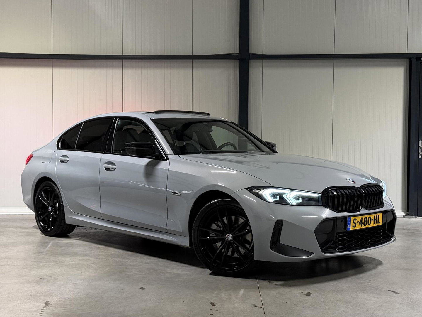 BMW 3 Serie 320e Sedan M-sport Pano Sfeer Brooklyn Grau NAP