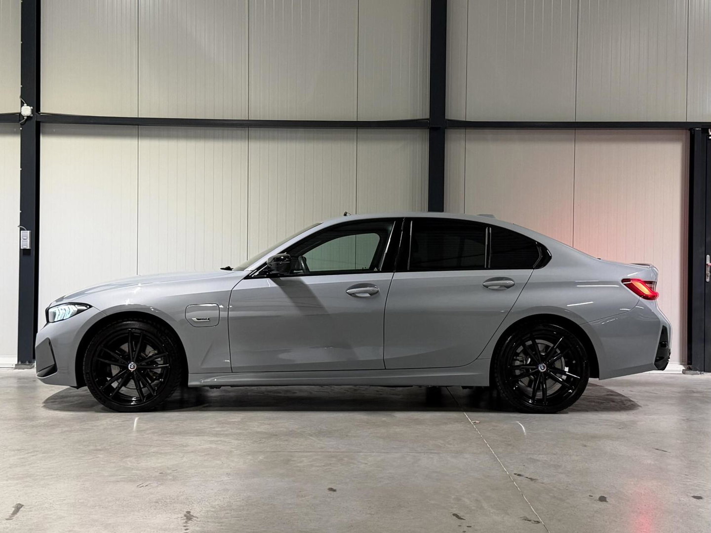 BMW 3 Serie 320e Sedan M-sport Pano Sfeer Brooklyn Grau NAP