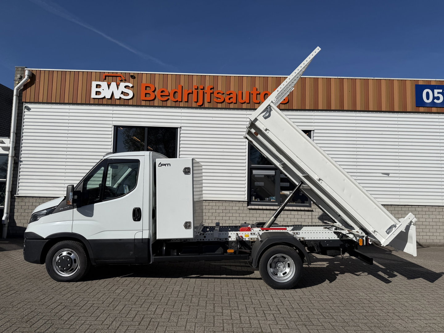 Iveco Daily 35C13 2.3 345 / JPM kipper met kist / dubbellucht / vaste prijs rijklaar € 17.950 ex btw / trekhaak 3500 kg / airco / cruise control / schotten neerklapbaar
