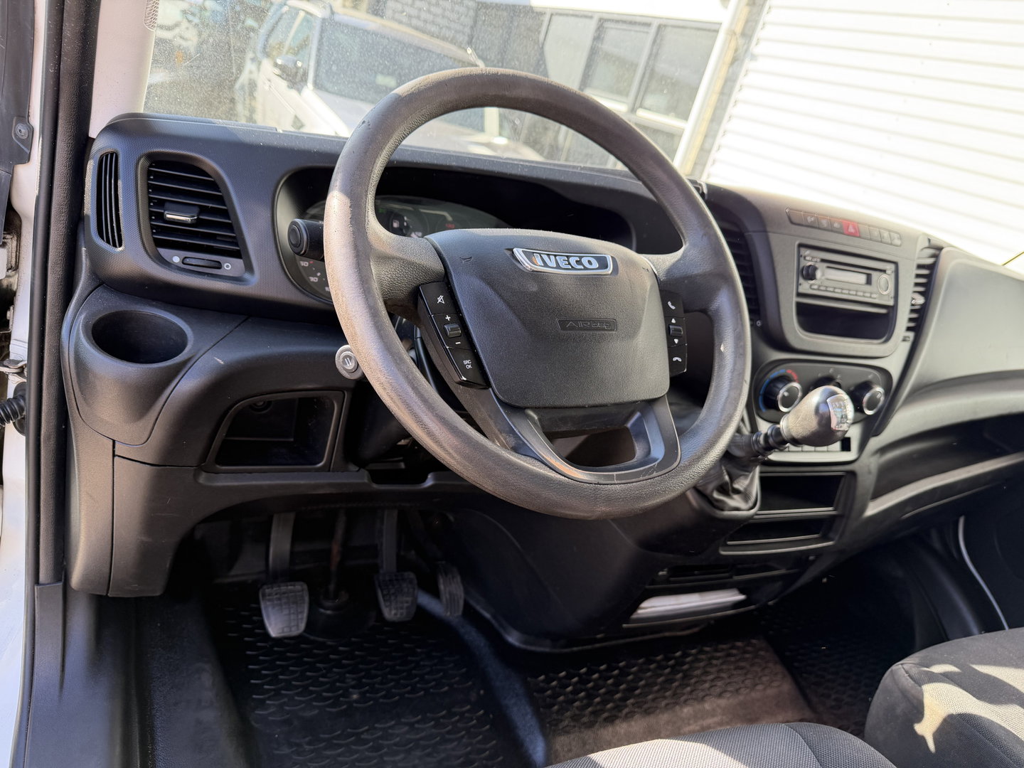 Iveco Daily 35C13 2.3 345 / JPM kipper met kist / dubbellucht / vaste prijs rijklaar € 17.950 ex btw / trekhaak 3500 kg / airco / cruise control / schotten neerklapbaar
