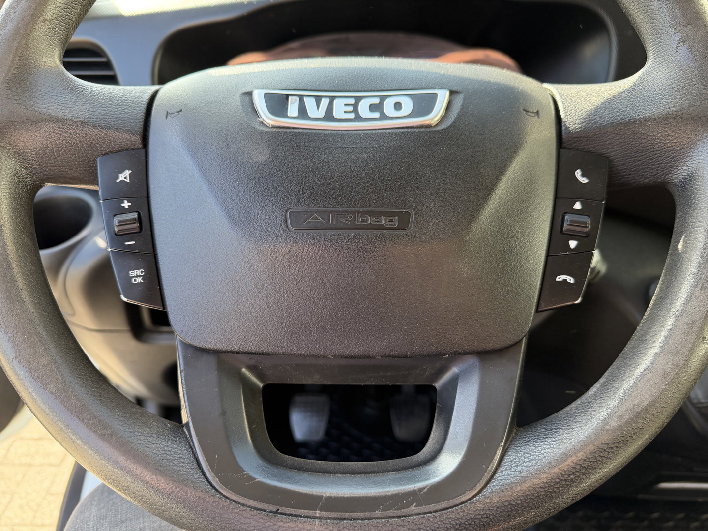Iveco Daily 35C13 2.3 345 / JPM kipper met kist / dubbellucht / vaste prijs rijklaar € 17.950 ex btw / trekhaak 3500 kg / airco / cruise control / schotten neerklapbaar
