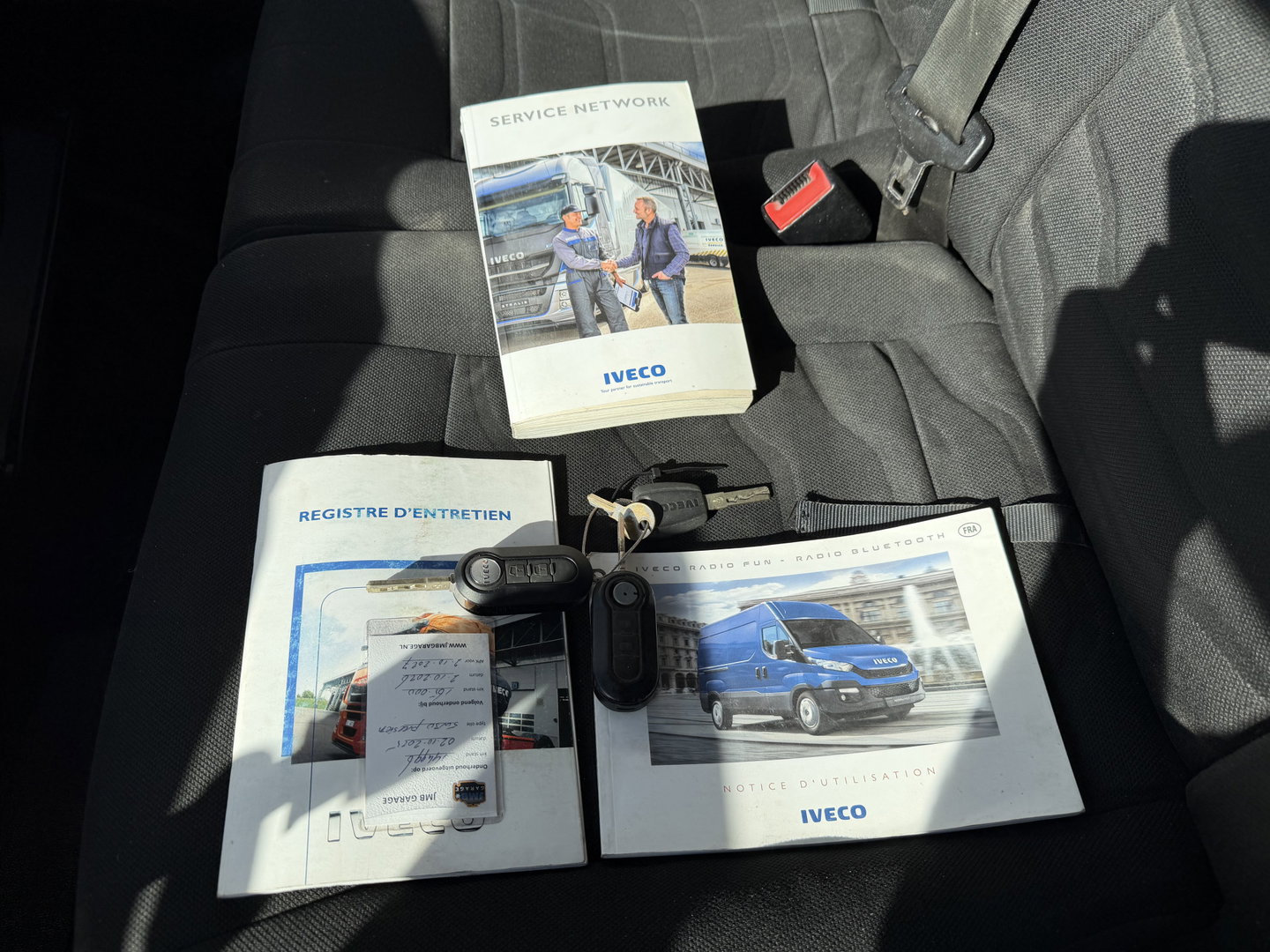 Iveco Daily 35C13 2.3 345 / JPM kipper met kist / dubbellucht / vaste prijs rijklaar € 17.950 ex btw / trekhaak 3500 kg / airco / cruise control / schotten neerklapbaar