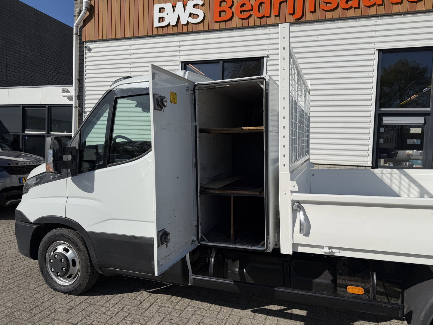 Iveco Daily 35C13 2.3 345 / JPM kipper met kist / dubbellucht / vaste prijs rijklaar € 17.950 ex btw / trekhaak 3500 kg / airco / cruise control / schotten neerklapbaar