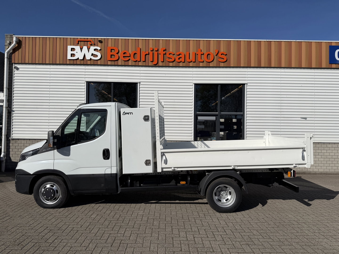 Iveco Daily 35C13 2.3 345 / JPM kipper met kist / dubbellucht / vaste prijs rijklaar € 17.950 ex btw / trekhaak 3500 kg / airco / cruise control / schotten neerklapbaar