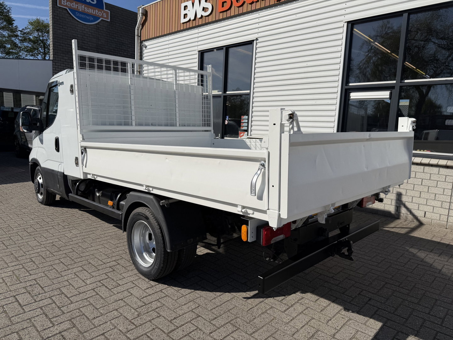 Iveco Daily 35C13 2.3 345 / JPM kipper met kist / dubbellucht / vaste prijs rijklaar € 17.950 ex btw / trekhaak 3500 kg / airco / cruise control / schotten neerklapbaar