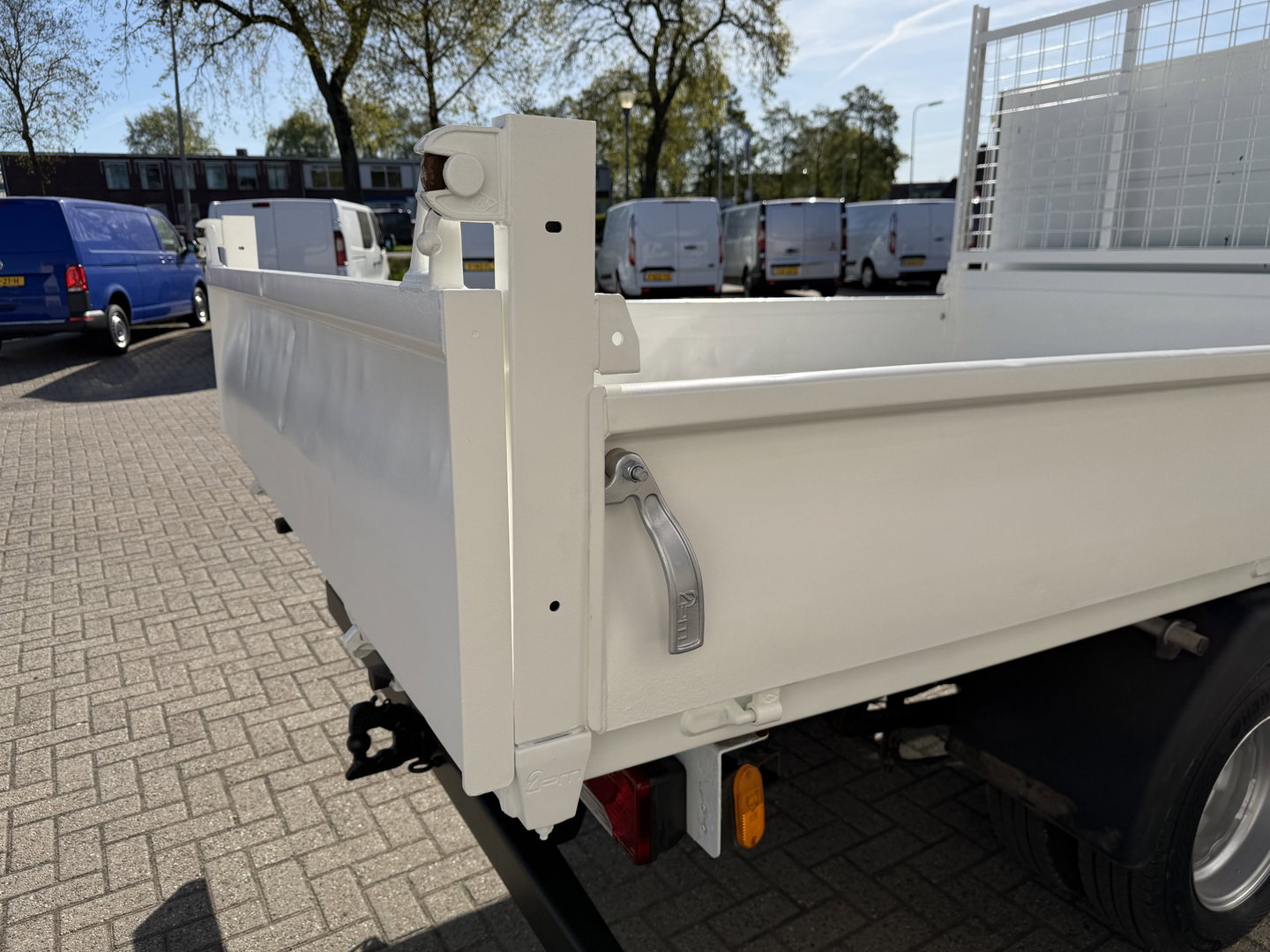 Iveco Daily 35C13 2.3 345 / JPM kipper met kist / dubbellucht / vaste prijs rijklaar € 17.950 ex btw / trekhaak 3500 kg / airco / cruise control / schotten neerklapbaar