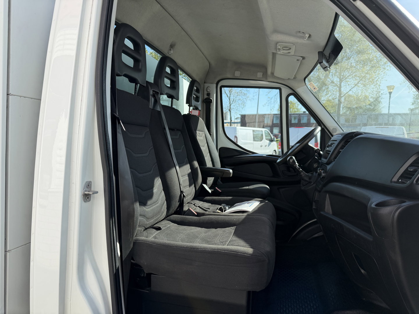 Iveco Daily 35C13 2.3 345 / JPM kipper met kist / dubbellucht / vaste prijs rijklaar € 17.950 ex btw / trekhaak 3500 kg / airco / cruise control / schotten neerklapbaar