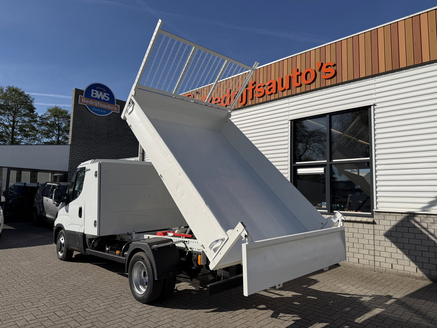 Iveco Daily 35C13 2.3 345 / JPM kipper met kist / dubbellucht / vaste prijs rijklaar € 17.950 ex btw / trekhaak 3500 kg / airco / cruise control / schotten neerklapbaar
