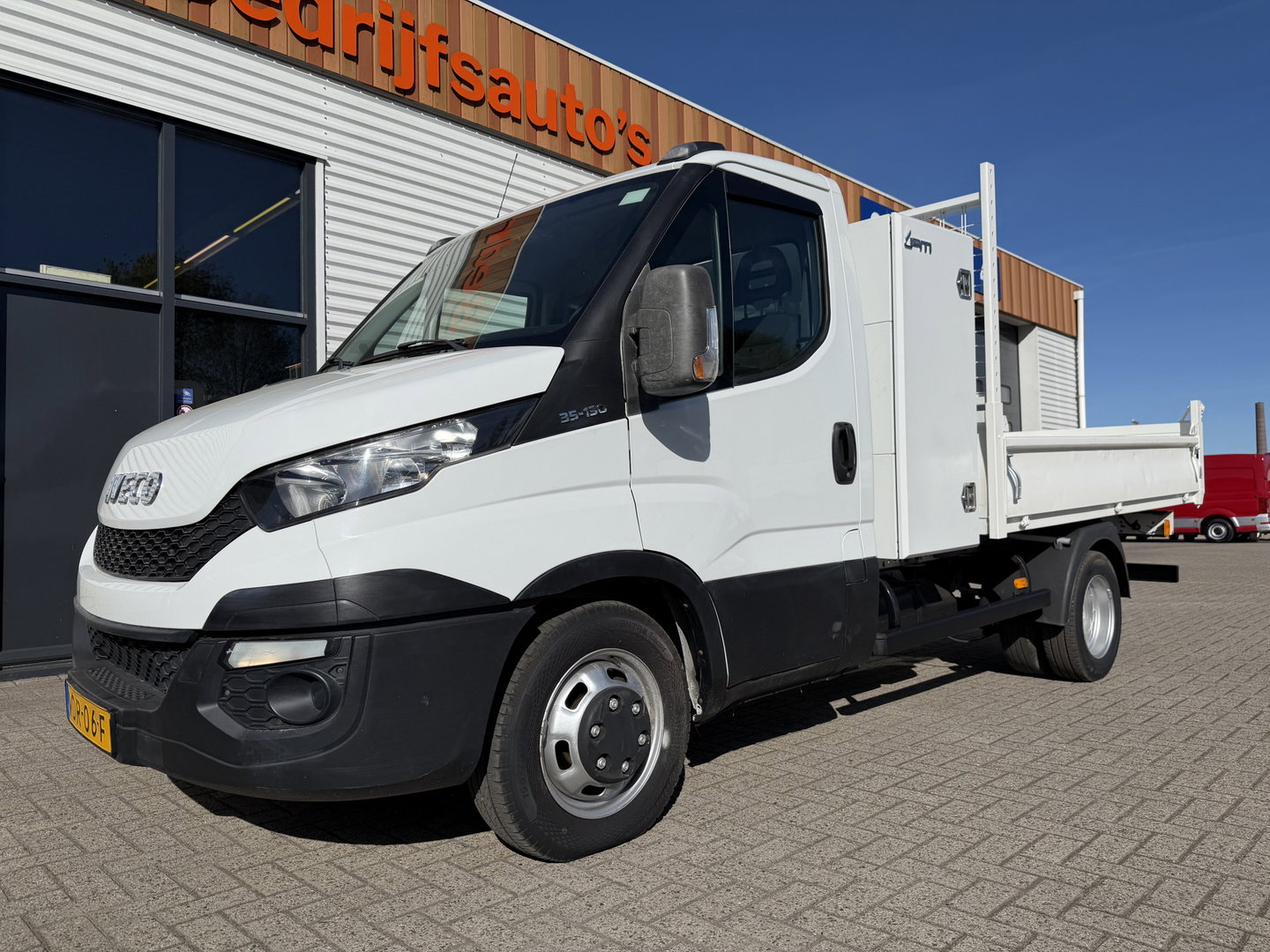 Iveco Daily 35C13 2.3 345 / JPM kipper met kist / dubbellucht / vaste prijs rijklaar € 17.950 ex btw / trekhaak 3500 kg / airco / cruise control / schotten neerklapbaar