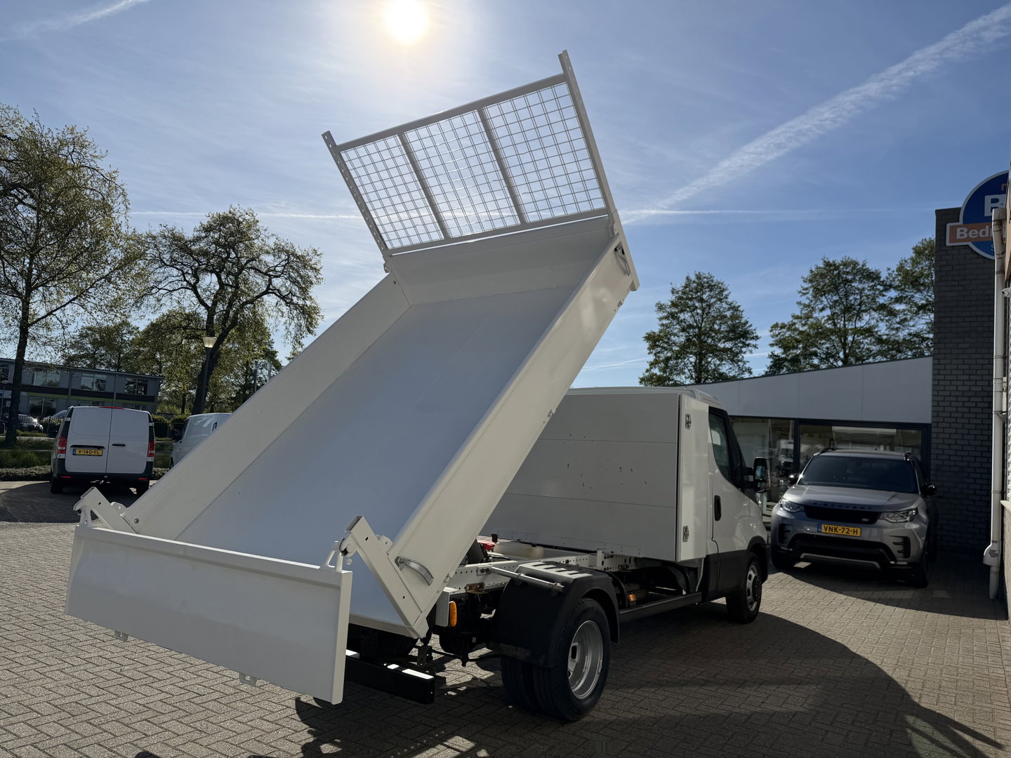 Iveco Daily 35C13 2.3 345 / JPM kipper met kist / dubbellucht / vaste prijs rijklaar € 17.950 ex btw / trekhaak 3500 kg / airco / cruise control / schotten neerklapbaar