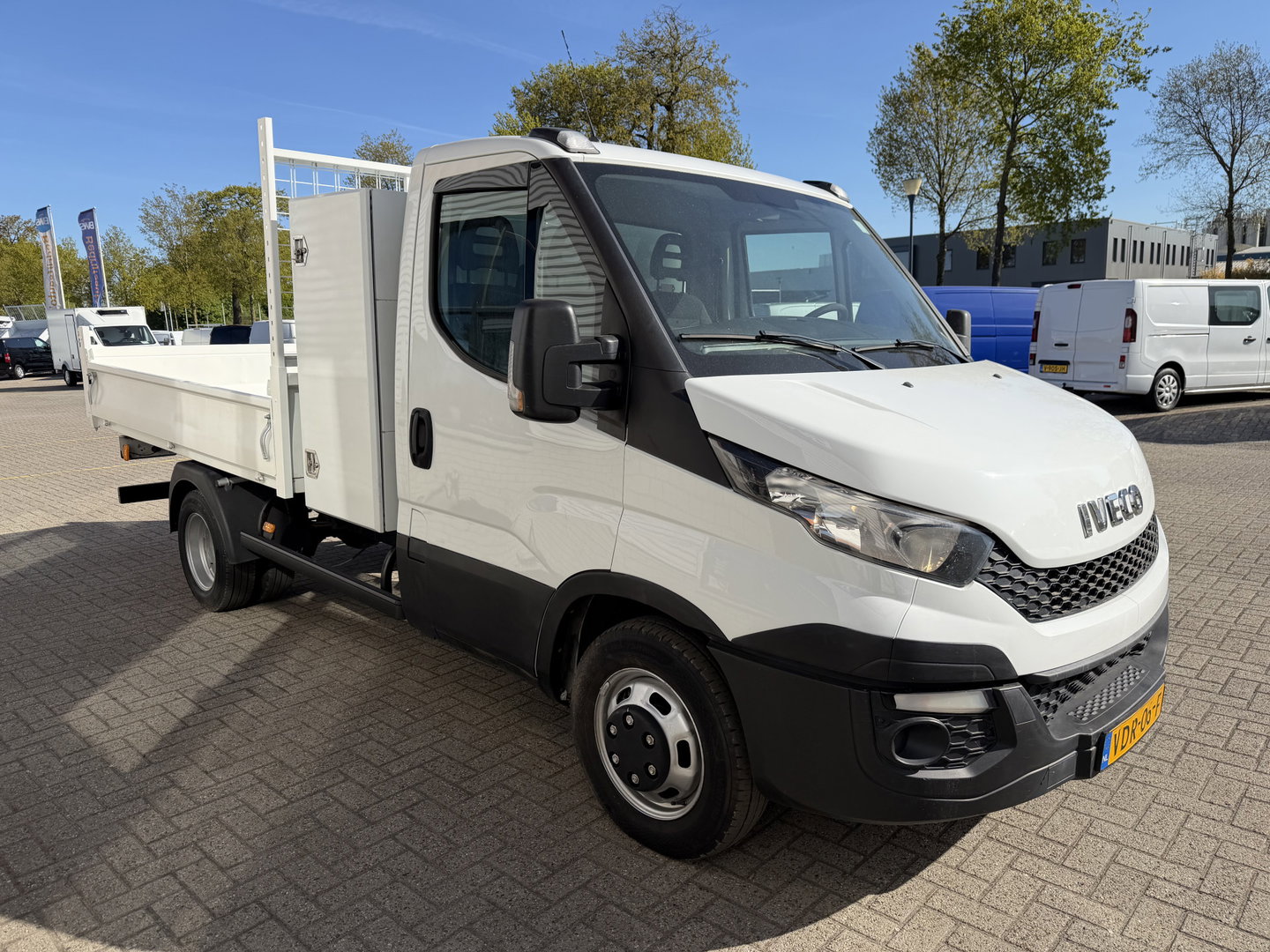 Iveco Daily 35C13 2.3 345 / JPM kipper met kist / dubbellucht / vaste prijs rijklaar € 17.950 ex btw / trekhaak 3500 kg / airco / cruise control / schotten neerklapbaar