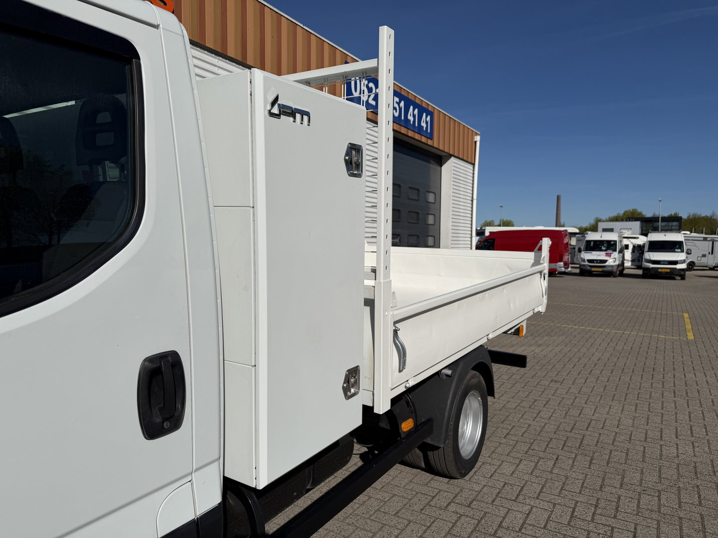 Iveco Daily 35C13 2.3 345 / JPM kipper met kist / dubbellucht / vaste prijs rijklaar € 17.950 ex btw / trekhaak 3500 kg / airco / cruise control / schotten neerklapbaar