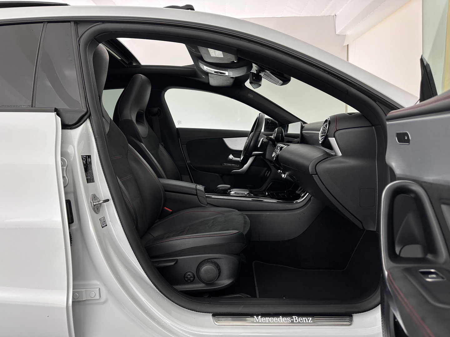 Mercedes-Benz CLA-Klasse Shooting Brake 200 d AMG-Sportpack Business Solution (INCL-BTW) *PANO | DISTRONIC | LEATHER-MICROFIBRE | MULTIBEAM | AMBIENTLIGHT | BLINDSPOT | HEATED-SPORTSEATS | WIDESCREEN-DIGICOCKPIT | DAB+ | NAVI-FULLMAP | CAMERA | PRIVACYGLASS | 18''ALU*