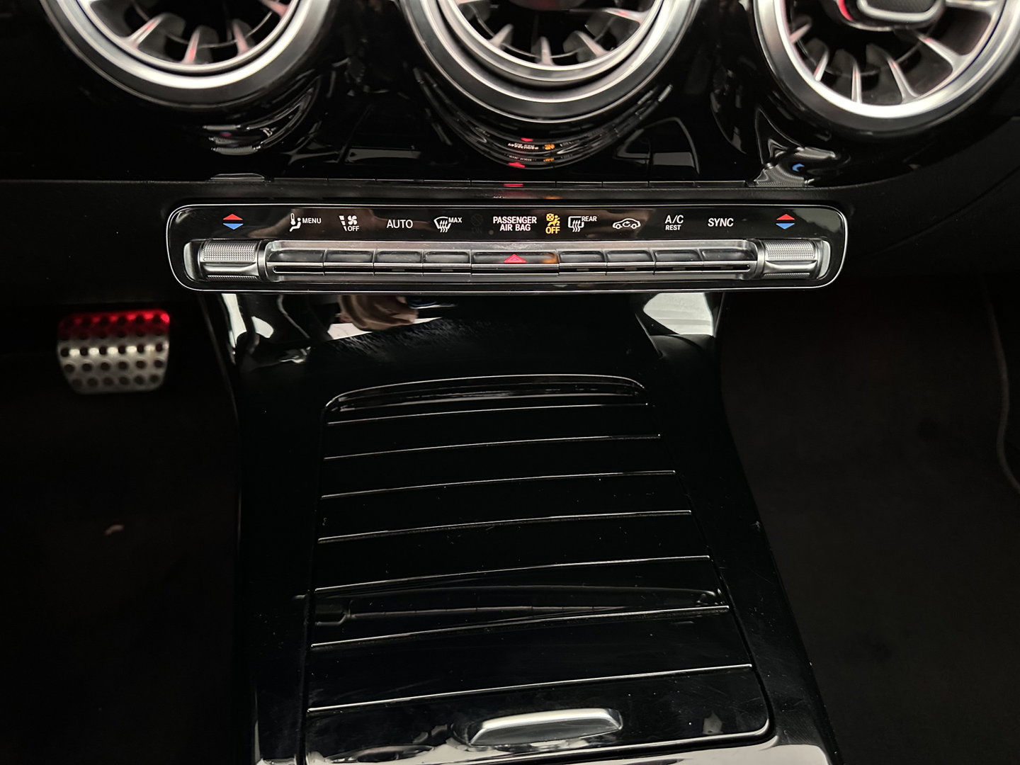 Mercedes-Benz CLA-Klasse Shooting Brake 200 d AMG-Sportpack Business Solution (INCL-BTW) *PANO | DISTRONIC | LEATHER-MICROFIBRE | MULTIBEAM | AMBIENTLIGHT | BLINDSPOT | HEATED-SPORTSEATS | WIDESCREEN-DIGICOCKPIT | DAB+ | NAVI-FULLMAP | CAMERA | PRIVACYGLASS | 18''ALU*