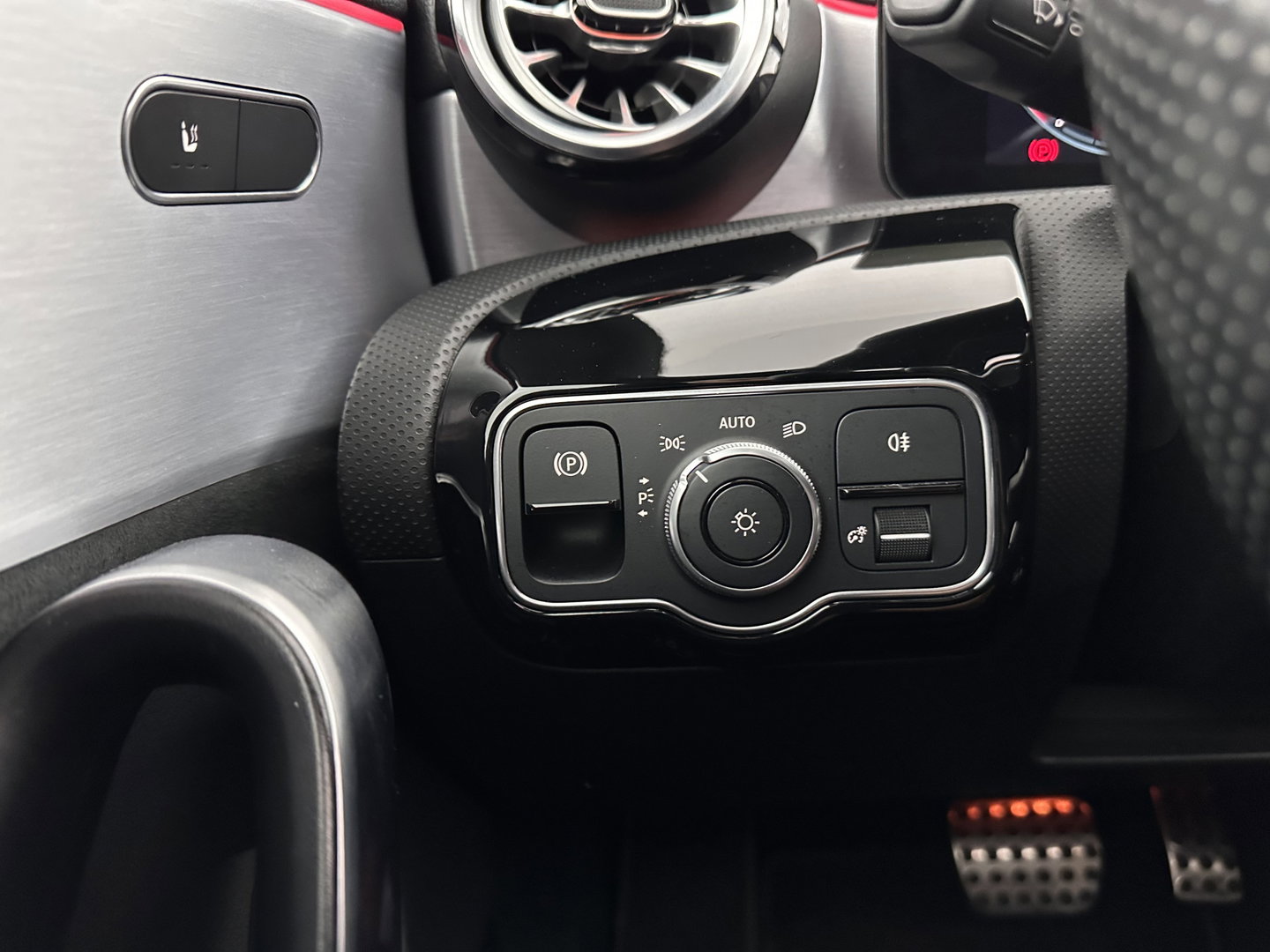 Mercedes-Benz CLA-Klasse Shooting Brake 200 d AMG-Sportpack Business Solution (INCL-BTW) *PANO | DISTRONIC | LEATHER-MICROFIBRE | MULTIBEAM | AMBIENTLIGHT | BLINDSPOT | HEATED-SPORTSEATS | WIDESCREEN-DIGICOCKPIT | DAB+ | NAVI-FULLMAP | CAMERA | PRIVACYGLASS | 18''ALU*