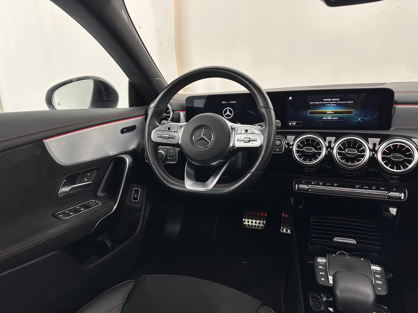 Mercedes-Benz CLA-Klasse Shooting Brake 200 d AMG-Sportpack Business Solution (INCL-BTW) *PANO | DISTRONIC | LEATHER-MICROFIBRE | MULTIBEAM | AMBIENTLIGHT | BLINDSPOT | HEATED-SPORTSEATS | WIDESCREEN-DIGICOCKPIT | DAB+ | NAVI-FULLMAP | CAMERA | PRIVACYGLASS | 18''ALU*