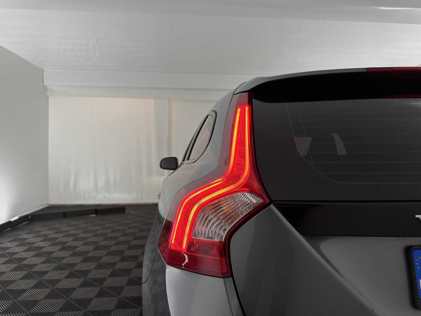 Volvo V60 2.0 D3 Polar+ Aut. *LEATHER | XENON | HEATED-COMFORTSEATS | NAVI-FULLMAP | CAMERA | PRIVACY-GLASS | ECC | PDC | CRUISE | 17''ALU*