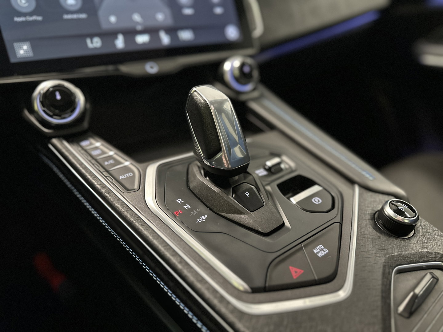 Lynk & Co 01 1.5 | Panoramadak | Adaptive Cruise Control | Keyless | Elektrische Bestuurdersstoel + Geheugen | Parkeersensoren | Apple Carplay | Android Auto | Infinity Geluidssysteem |