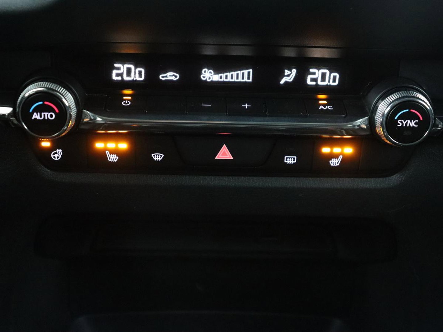 Mazda CX-30 2.0 e-SkyActiv-X M Hybrid Luxury | Leder | Trekhaak | Stoelverwarming | 360 Camera | Head-Up | Carplay | Bose Sound | Stuurverwarming | Navigatie | Keyless | Climate control
