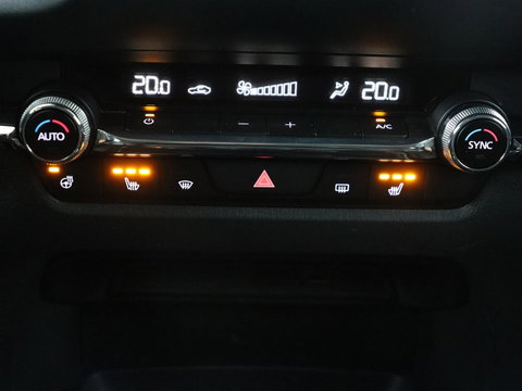 Mazda CX-30 2.0 e-SkyActiv-X M Hybrid Luxury | Leder | Trekhaak | Stoelverwarming | 360 Camera | Head-Up | Carplay | Bose Sound | Stuurverwarming | Navigatie | Keyless | Climate control