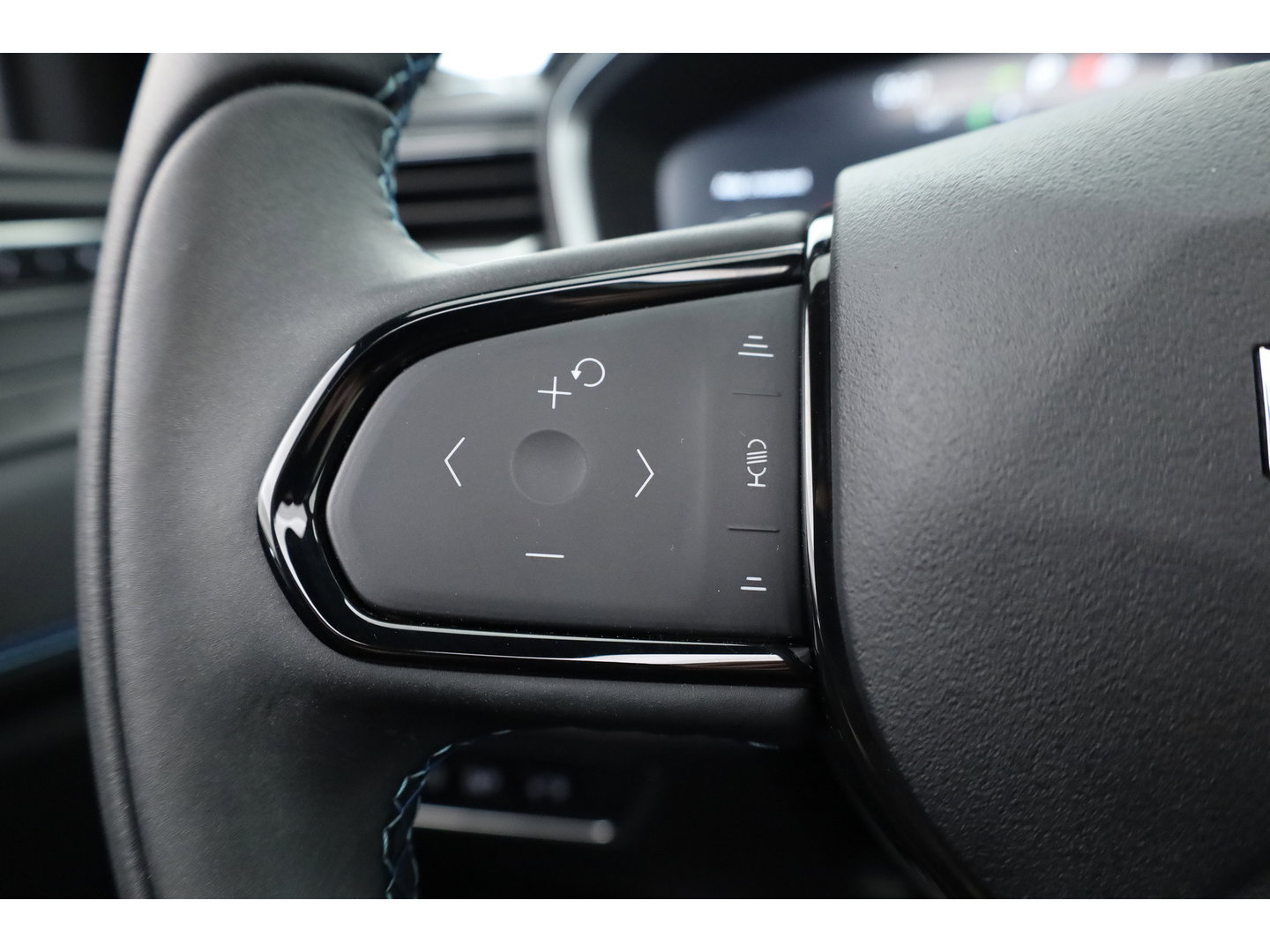 Lynk & Co 01 1.5 MY23 | Zwartehemel | Pano | 360cam + PDC | Adapt. Cruise | Memory | Stoelverw. | Apple CarPlay X