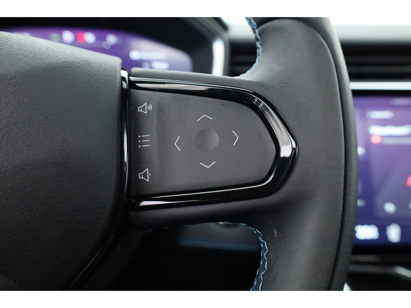 Lynk & Co 01 1.5 MY23 | Zwartehemel | Pano | 360cam + PDC | Adapt. Cruise | Memory | Stoelverw. | Apple CarPlay X