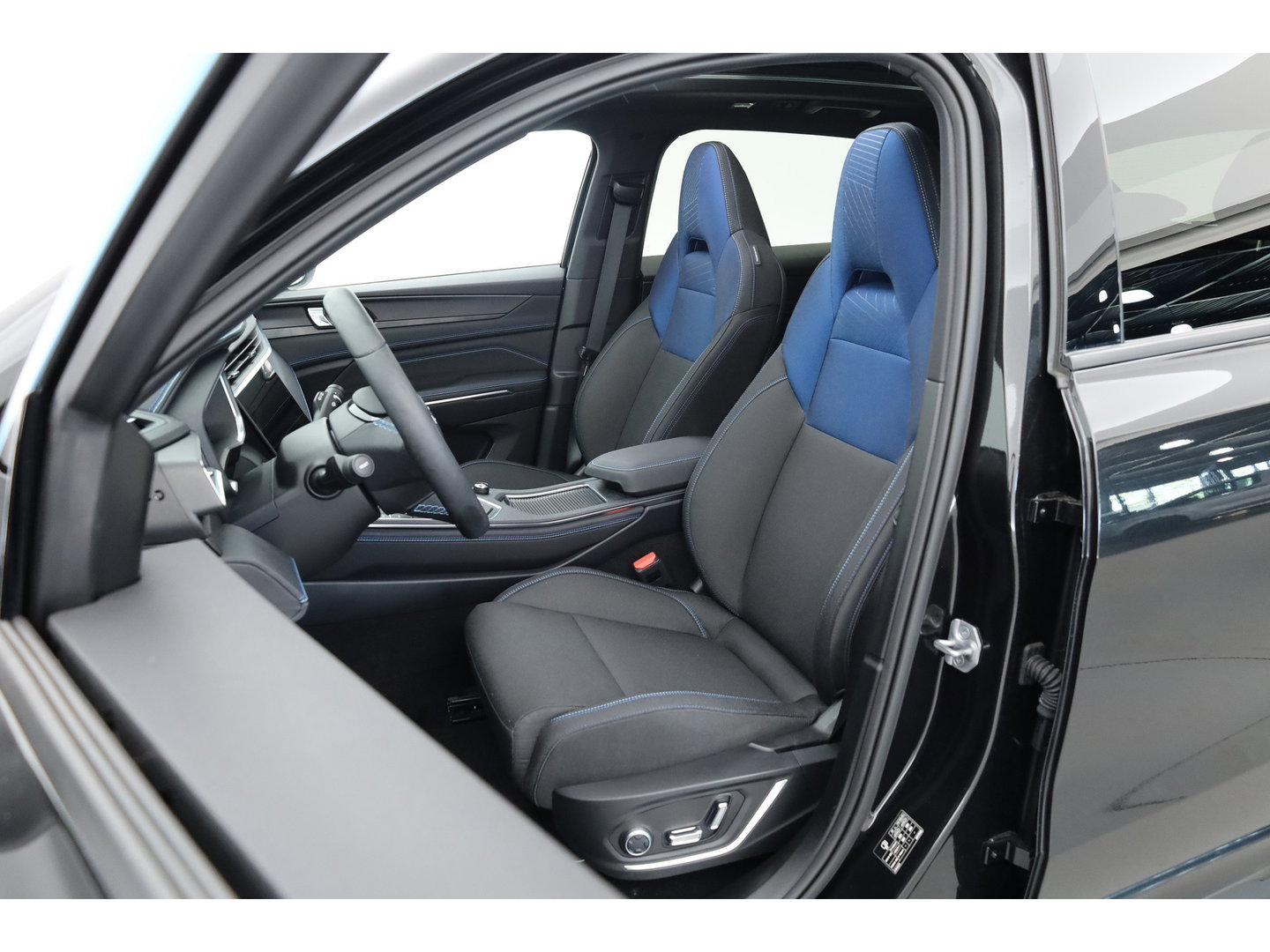 Lynk & Co 01 1.5 MY23 | Zwartehemel | Pano | 360cam + PDC | Adapt. Cruise | Memory | Stoelverw. | Apple CarPlay X