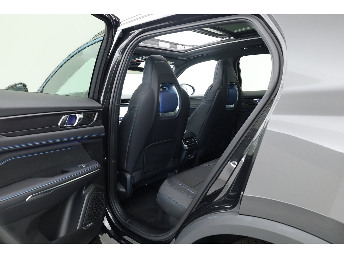 Lynk & Co 01 1.5 MY23 | Zwartehemel | Pano | 360cam + PDC | Adapt. Cruise | Memory | Stoelverw. | Apple CarPlay X