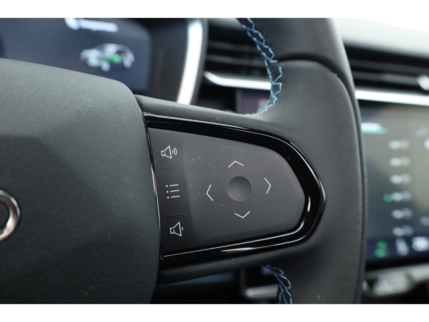 Lynk & Co 01 1.5 PHEV 261PK MY23 | Donkere hemel | S/K-panodak | 360*+ PDC | Adapt. Cruise | Memory | Stoelverw. | Elek. klep | LM 20" | Led | Nav+App.Connect