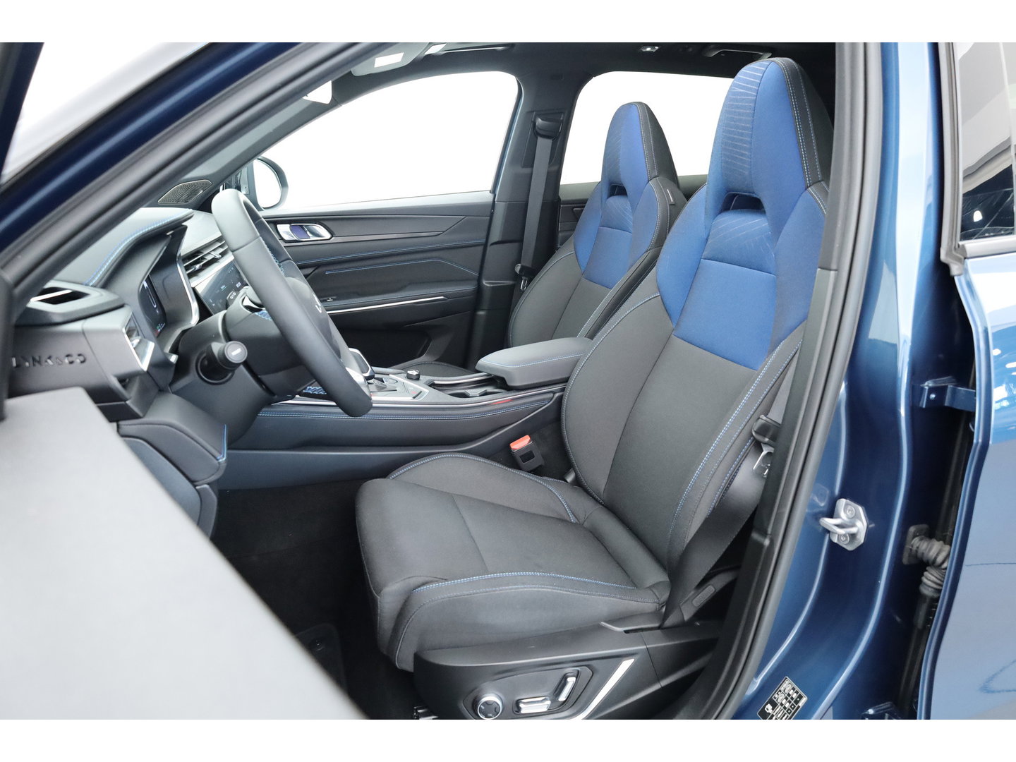 Lynk & Co 01 1.5 PHEV 261PK MY23 | Donkere hemel | S/K-panodak | 360*+ PDC | Adapt. Cruise | Memory | Stoelverw. | Elek. klep | LM 20" | Led | Nav+App.Connect