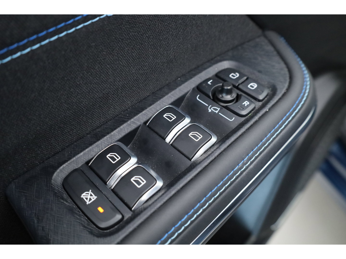 Lynk & Co 01 1.5 PHEV 261PK MY23 | Donkere hemel | S/K-panodak | 360*+ PDC | Adapt. Cruise | Memory | Stoelverw. | Elek. klep | LM 20" | Led | Nav+App.Connect