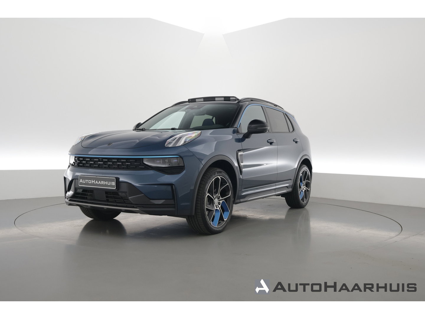 Lynk & Co 01 1.5 PHEV 261PK MY23 | Donkere hemel | S/K-panodak | 360*+ PDC | Adapt. Cruise | Memory | Stoelverw. | Elek. klep | LM 20" | Led | Nav+App.Connect