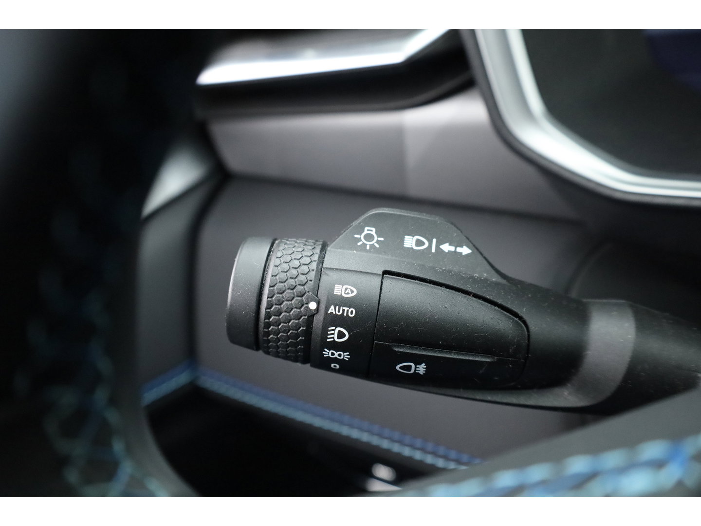 Lynk & Co 01 1.5 PHEV 261PK MY23 | Donkere hemel | S/K-panodak | 360*+ PDC | Adapt. Cruise | Memory | Stoelverw. | Elek. klep | LM 20" | Led | Nav+App.Connect