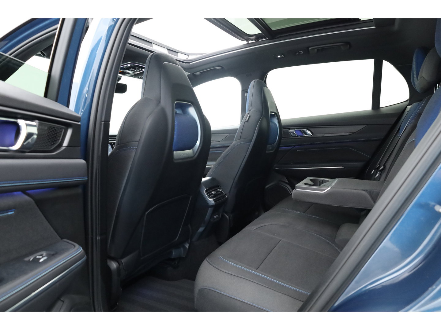 Lynk & Co 01 1.5 PHEV 261PK MY23 | Donkere hemel | S/K-panodak | 360*+ PDC | Adapt. Cruise | Memory | Stoelverw. | Elek. klep | LM 20" | Led | Nav+App.Connect