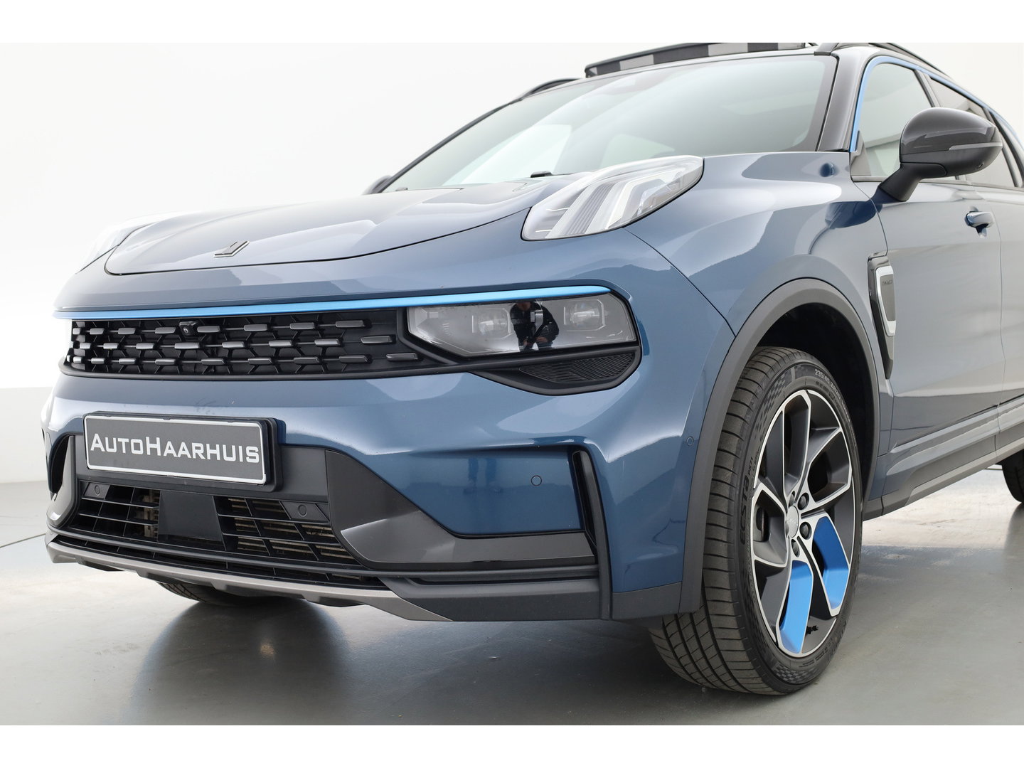 Lynk & Co 01 1.5 PHEV 261PK MY23 | Donkere hemel | S/K-panodak | 360*+ PDC | Adapt. Cruise | Memory | Stoelverw. | Elek. klep | LM 20" | Led | Nav+App.Connect
