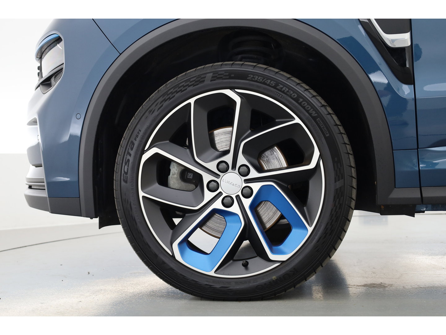 Lynk & Co 01 1.5 PHEV 261PK MY23 | Donkere hemel | S/K-panodak | 360*+ PDC | Adapt. Cruise | Memory | Stoelverw. | Elek. klep | LM 20" | Led | Nav+App.Connect