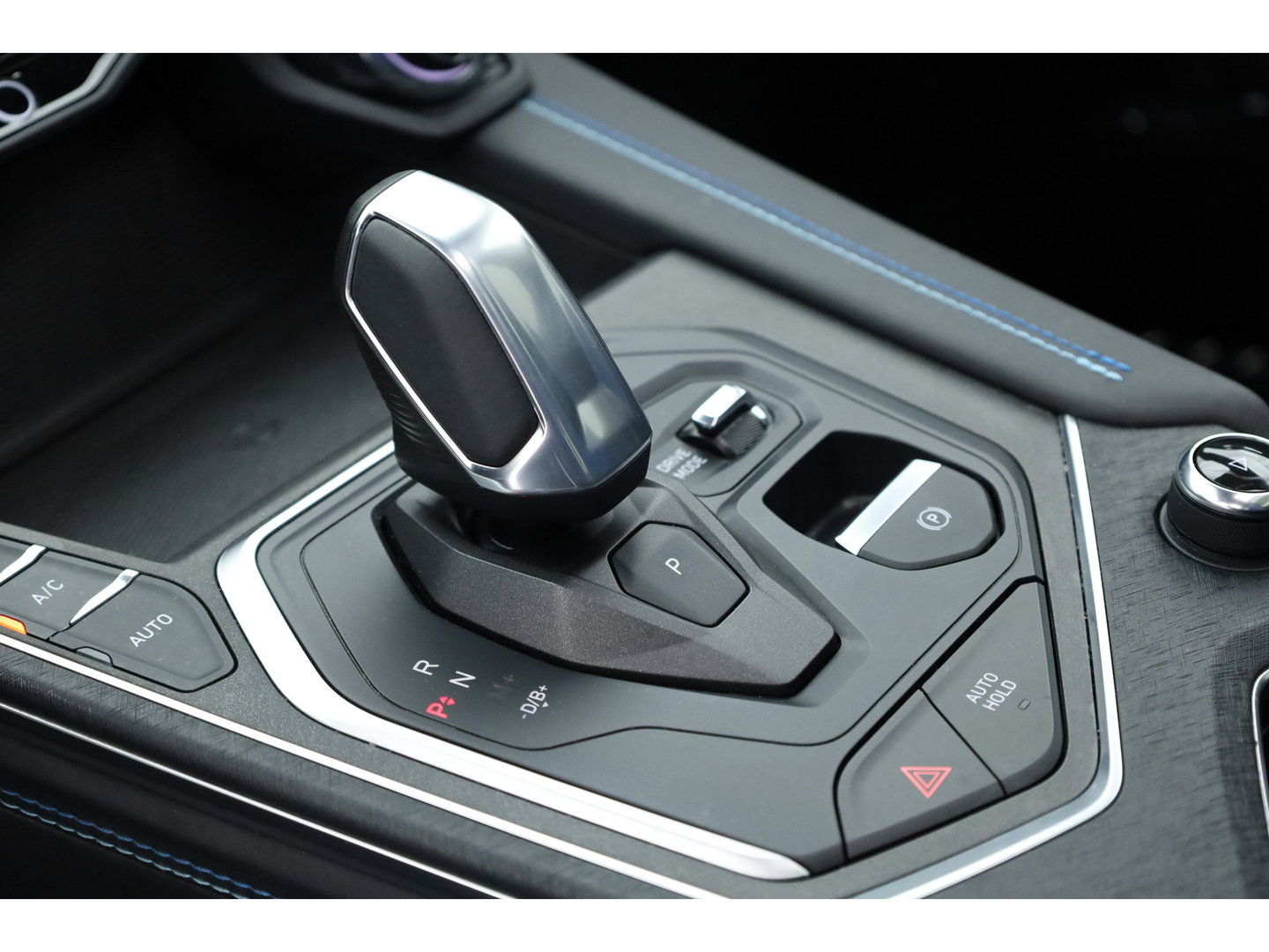 Lynk & Co 01 1.5 PHEV 261PK MY23 | Donkere hemel | S/K-panodak | 360*+ PDC | Adapt. Cruise | Memory | Stoelverw. | Elek. klep | LM 20" | Led | Nav+App.Connect