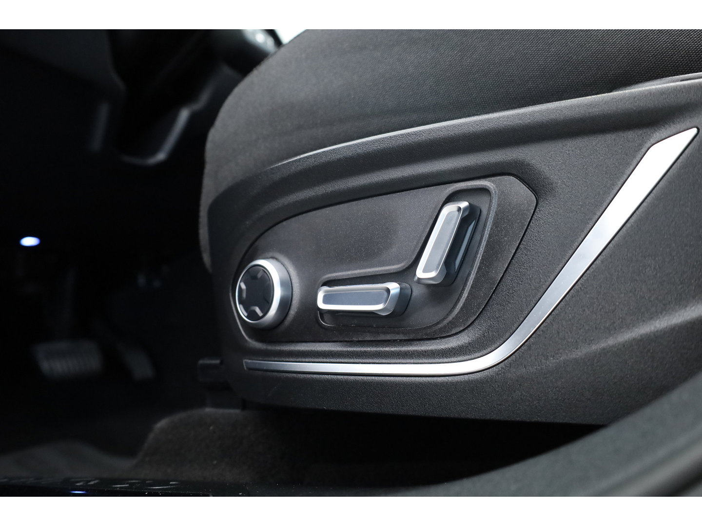 Lynk & Co 01 1.5 PHEV 261PK MY23 | Donkere hemel | S/K-panodak | 360*+ PDC | Adapt. Cruise | Memory | Stoelverw. | Elek. klep | LM 20" | Led | Nav+App.Connect